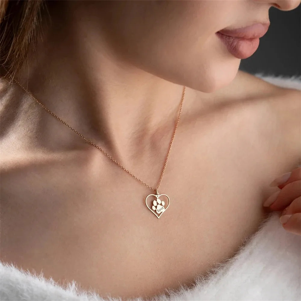 Personalisierte Herz-Halskette mit Pfote und Namen deines Vierbeiners